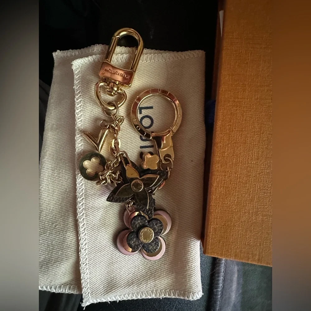 🎈Sold🎈Authentic Louis Vuitton Blooming flower charm - Picture 9 of 9